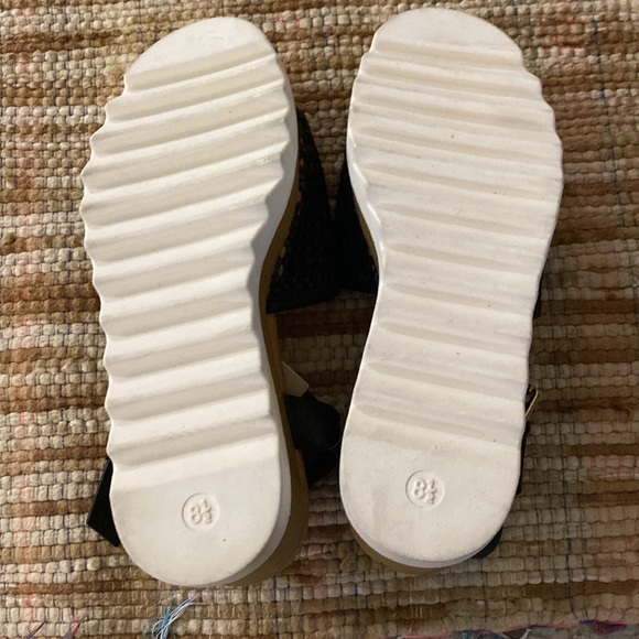 Universal Thread wedge sandal. Size 8.5 - Picture 6 of 6